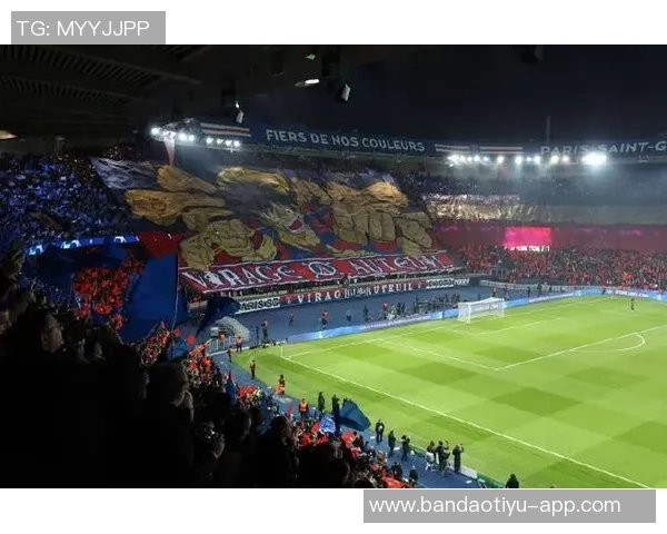 巴黎圣日耳曼主场TIFO致敬十年前巴黎恐袭遇难者的深情纪念