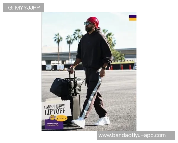 湖人队启程前往凤凰城客场比赛登机照曝光全队士气高涨